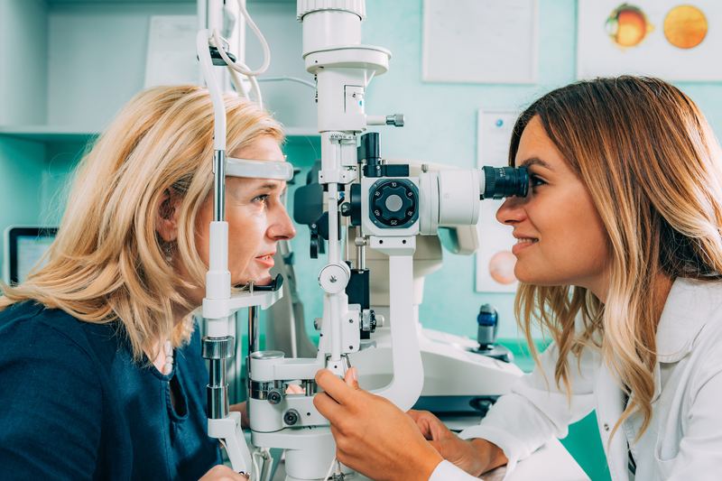 Augenuntersuchung mit der Spaltlampe