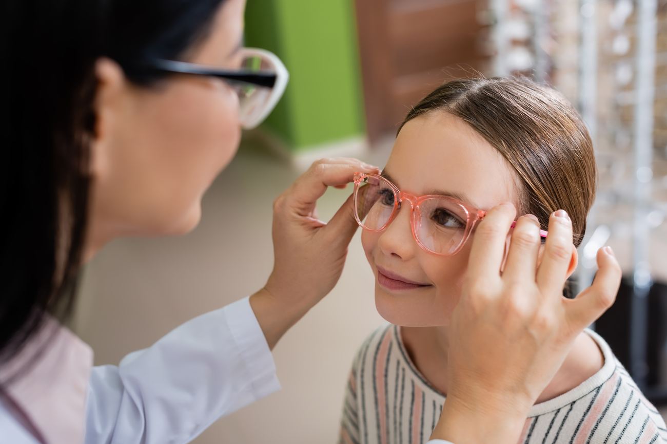 Anpassung einer Brille bei einem Kind